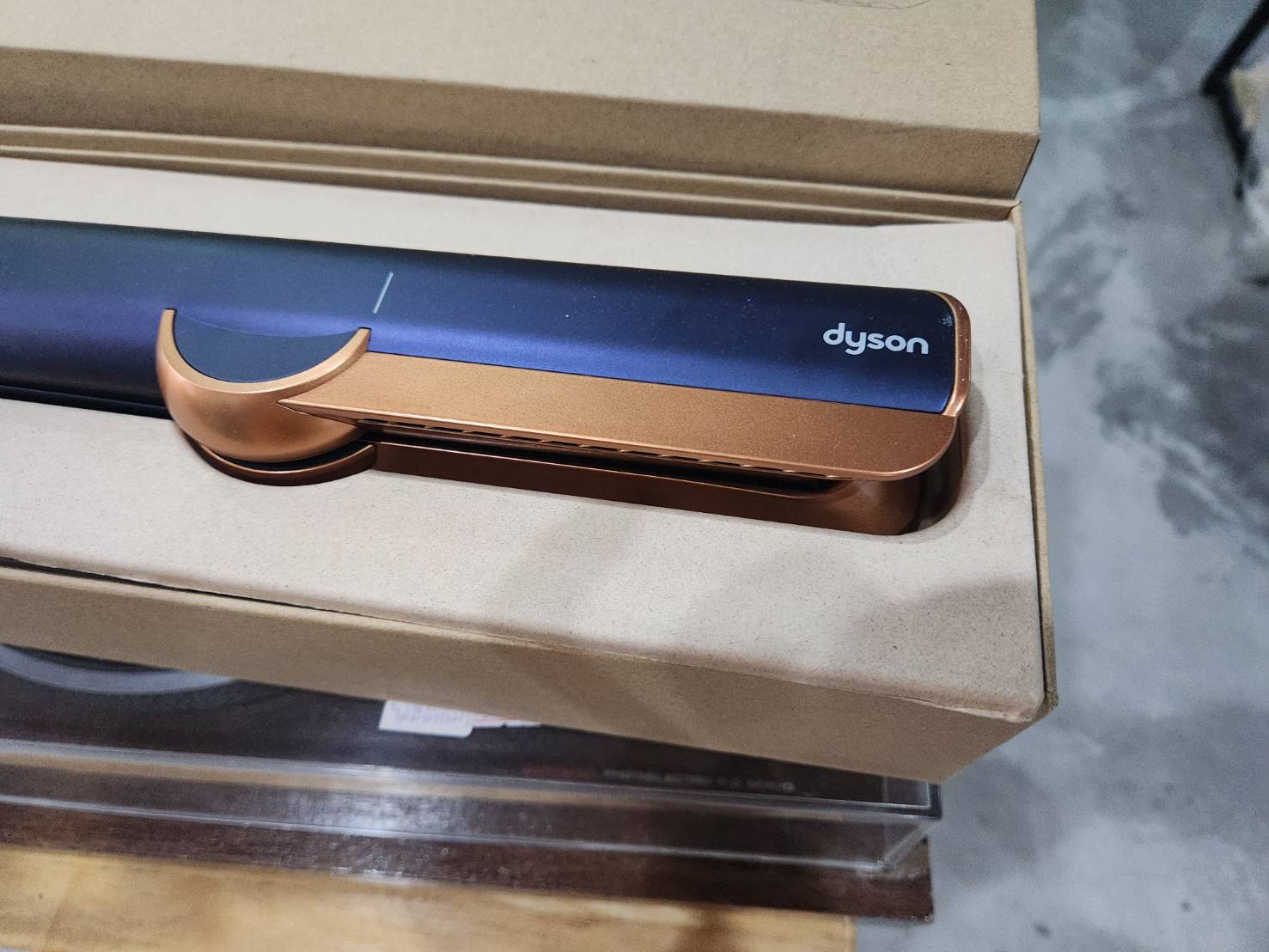 เครื่องหนีบผม Dyson Airstrait (HT01) มือสอง