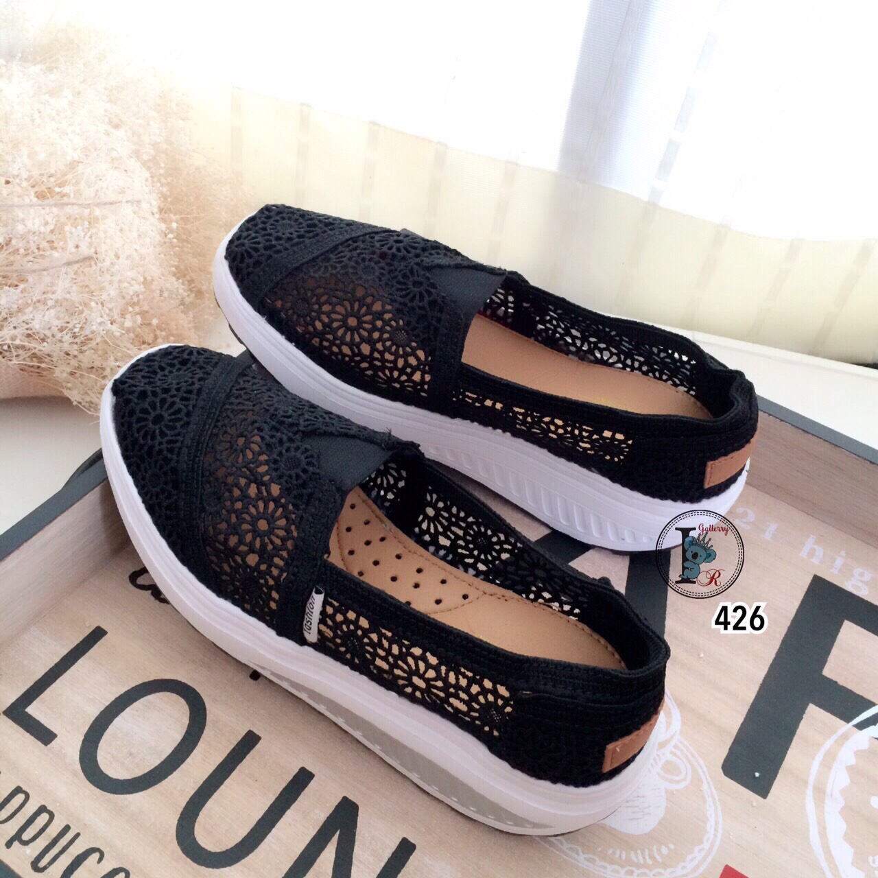 รองเท้าผ้าใบลูกไม้ถักเสริมส้น (สีครีม)