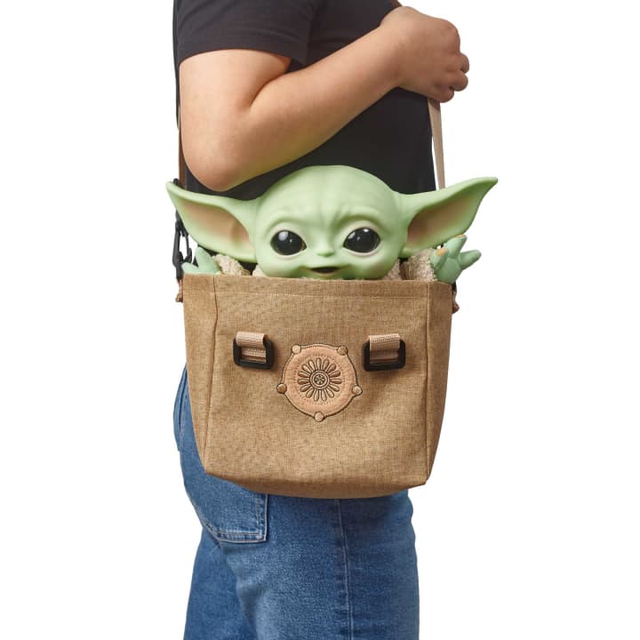 Mattel Star Wars The Mandalorian Baby Yoda Grogu The Child Premium Plush Bundle แมทเทล สตาร์ วอร์ส แมนดาโรเลี่ยน หุ่นโมเดลฟิกเกอร์ เบบี้ โยดา โกรกู ขนาด 11 นิ้ว มีเสียง พร้อมกระเป๋า ลิขสิทธิ์แท้