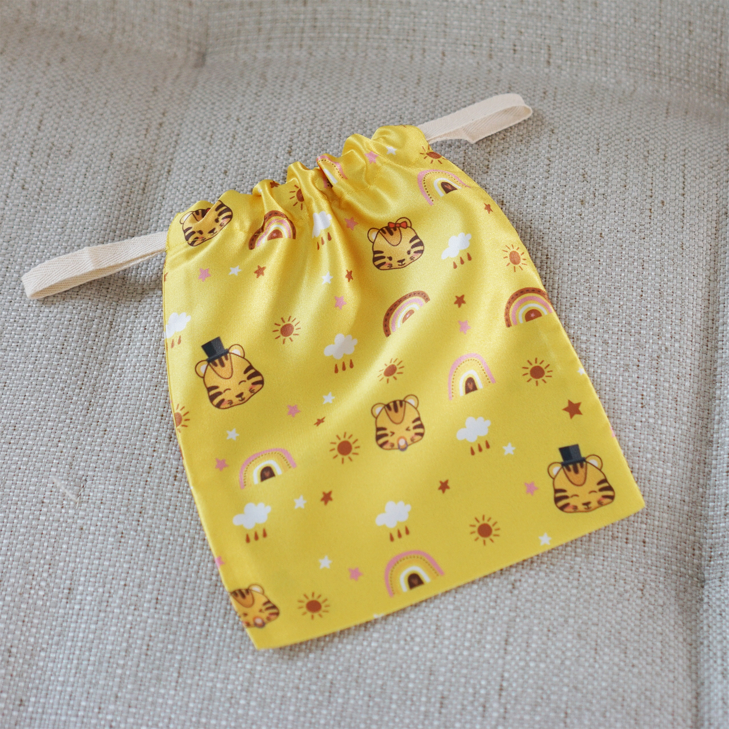 ผ้าคลุมให้นม สั่งทำใส่ชือ ลาย Tiger - Yellow