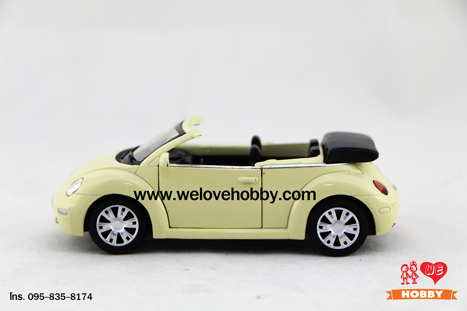 โมเดลรถ Volkswagen New Beetle Convertible (2003) สีเหลืองอ่อน Mellow Yellow Scale 1:32
