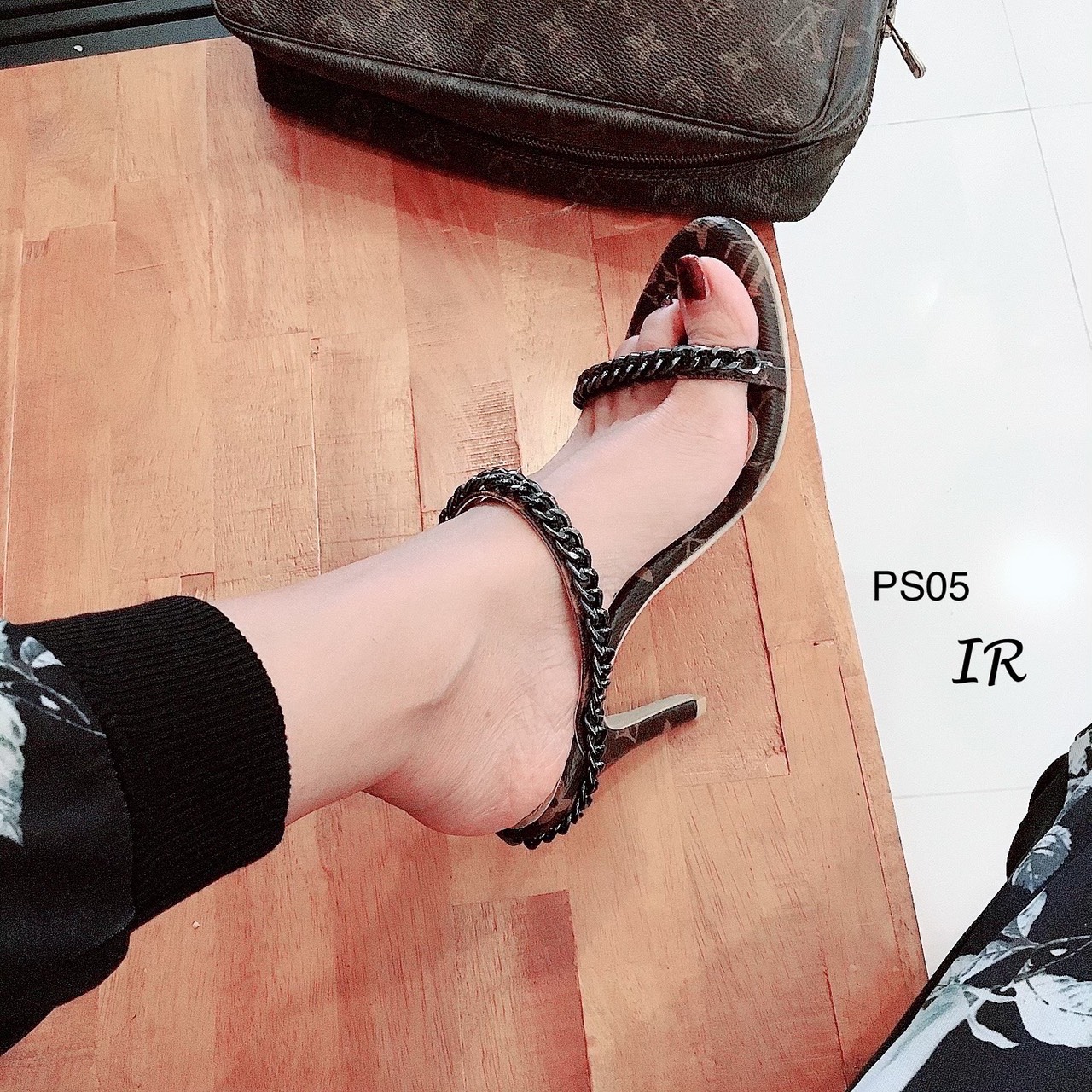 รองเท้าส้นสูงเปิดส้นแต่งสายคาด