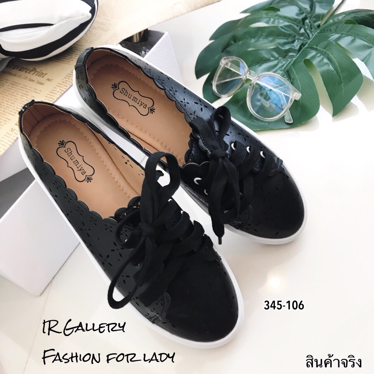 รองเท้าผ้าใบทรงคัทชูฉลุลาย (สีดำ)