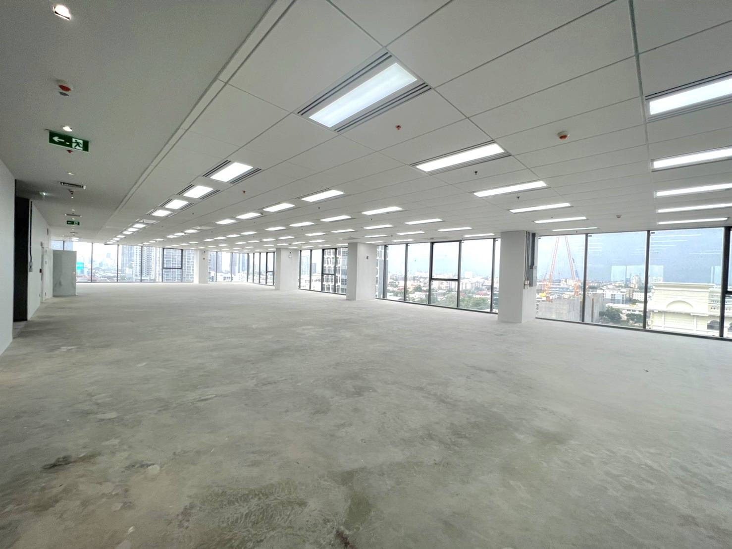 อาคารสุขุมวิท ฮิลล์ ( Sukhumvit Hills ) สำนักงานให้เช่าติดถนนสุขุมวิท ใกล้สถานีรถไฟฟ้า BTS อ่อนนุช และ BTS บางจาก 500 เมตร