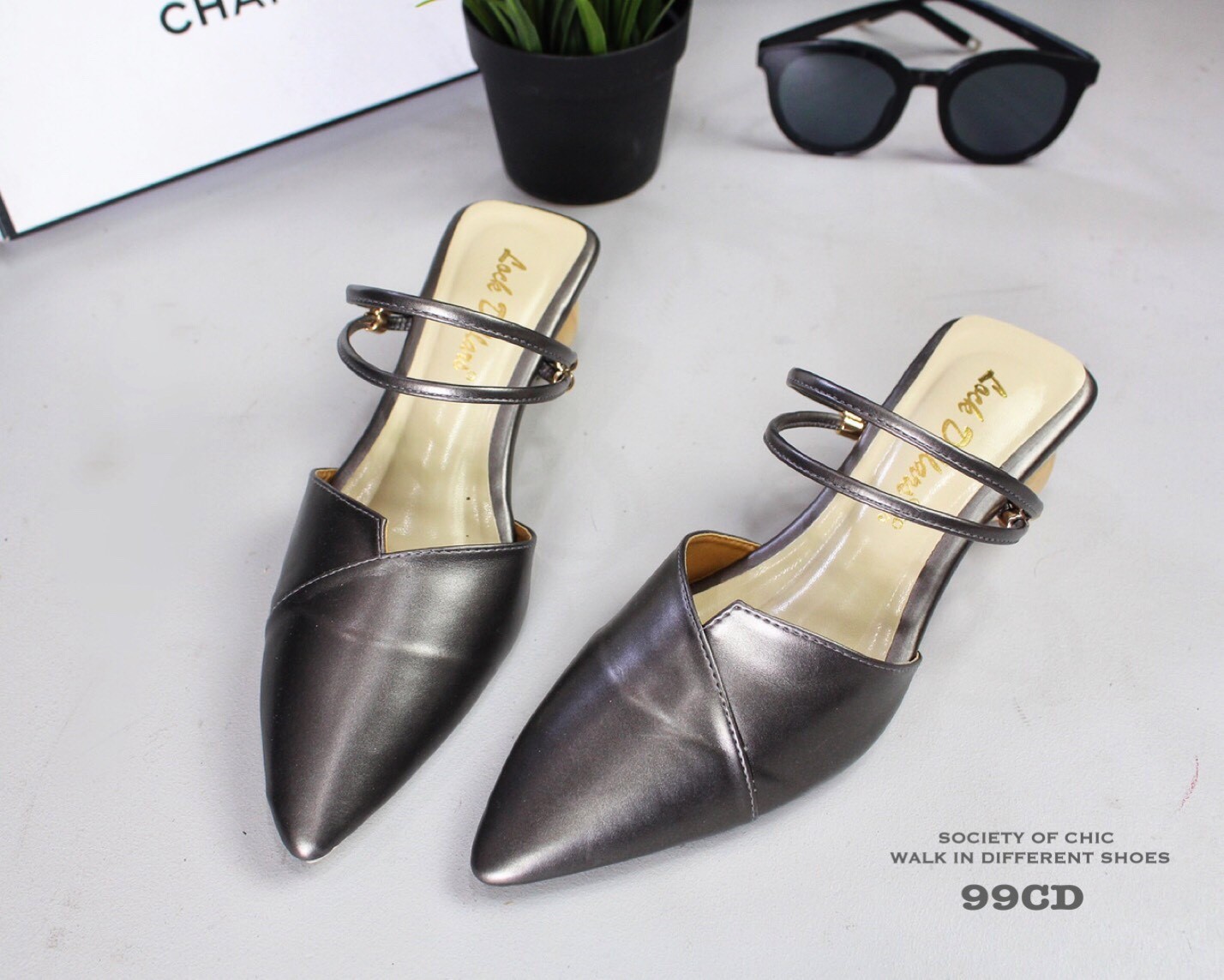 รองเท้าคัทชูส้นเตี้ยแต่งสายรัดส้น (สีเทา)