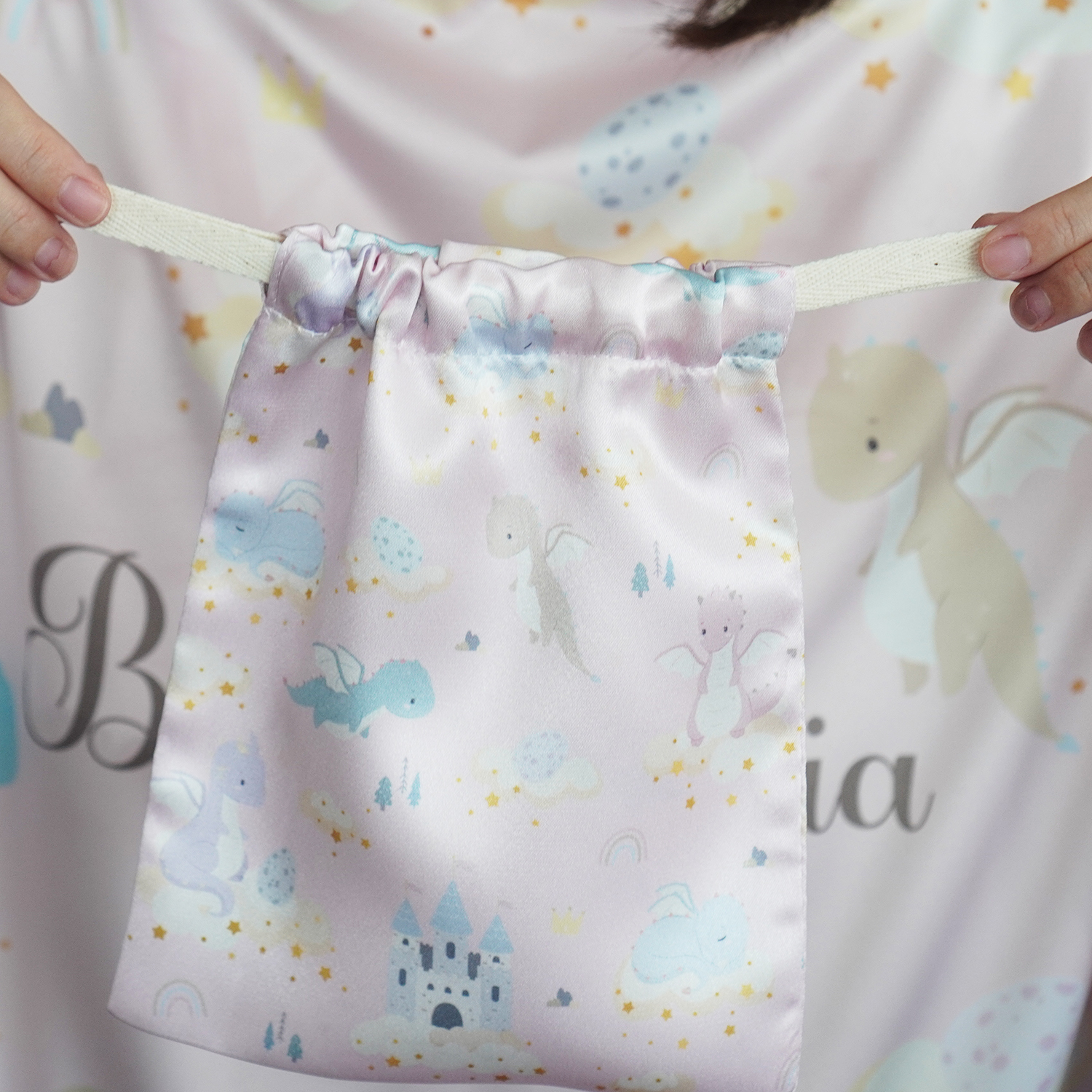 ผ้าคลุมให้นม 3in1 (รุ่นมีกระดุม ถอดโครงได้) แบบสั่งทำใส่ชื่อ ลาย Dragon - Pink