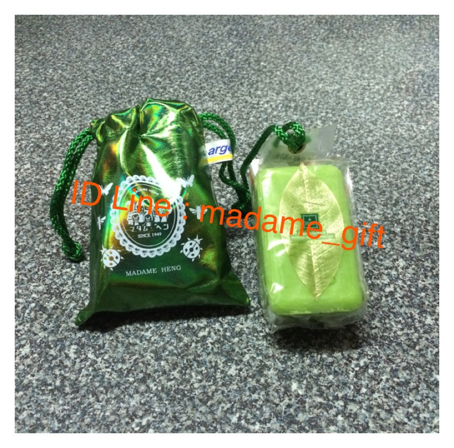 สบู่ชาเขียว สูตรต้นตำหรับมาดามเฮง (Green Tea Soap) ขนาด 250 กรัม+กระเป๋าสีเขียว(ลายกระเป๋าแล้วแต่รอบผลิตนะคะจ จะไม่เหมือนในภาพ)