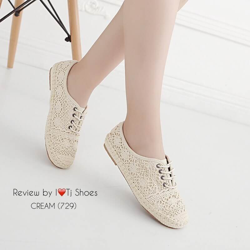 รองเท้าผ้าใบลูกไม้สไตล์วินเทจ (สีกรม)