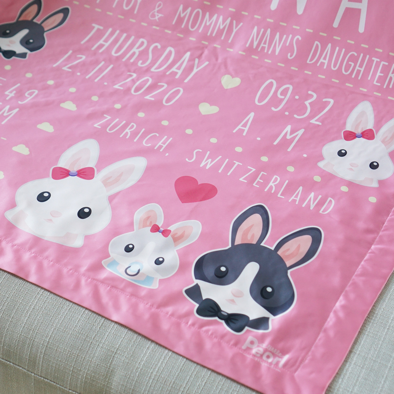 ผ้าห่ม ใส่ประวัติแรกเกิด ลายกระต่าย สีชมพู / Rabbit Family - Pink