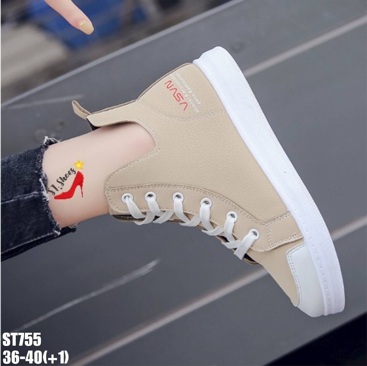 รองเท้าผ้าใบแฟชั่นหุ้มข้อเว้าข้าง (สีดำ)