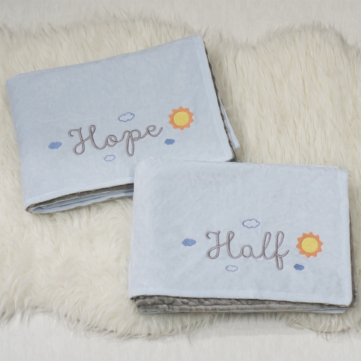 ผ้าห่ม Minky - สีฟ้า + เทา 75x100cm แบบปักชื่อ+icon - Sun