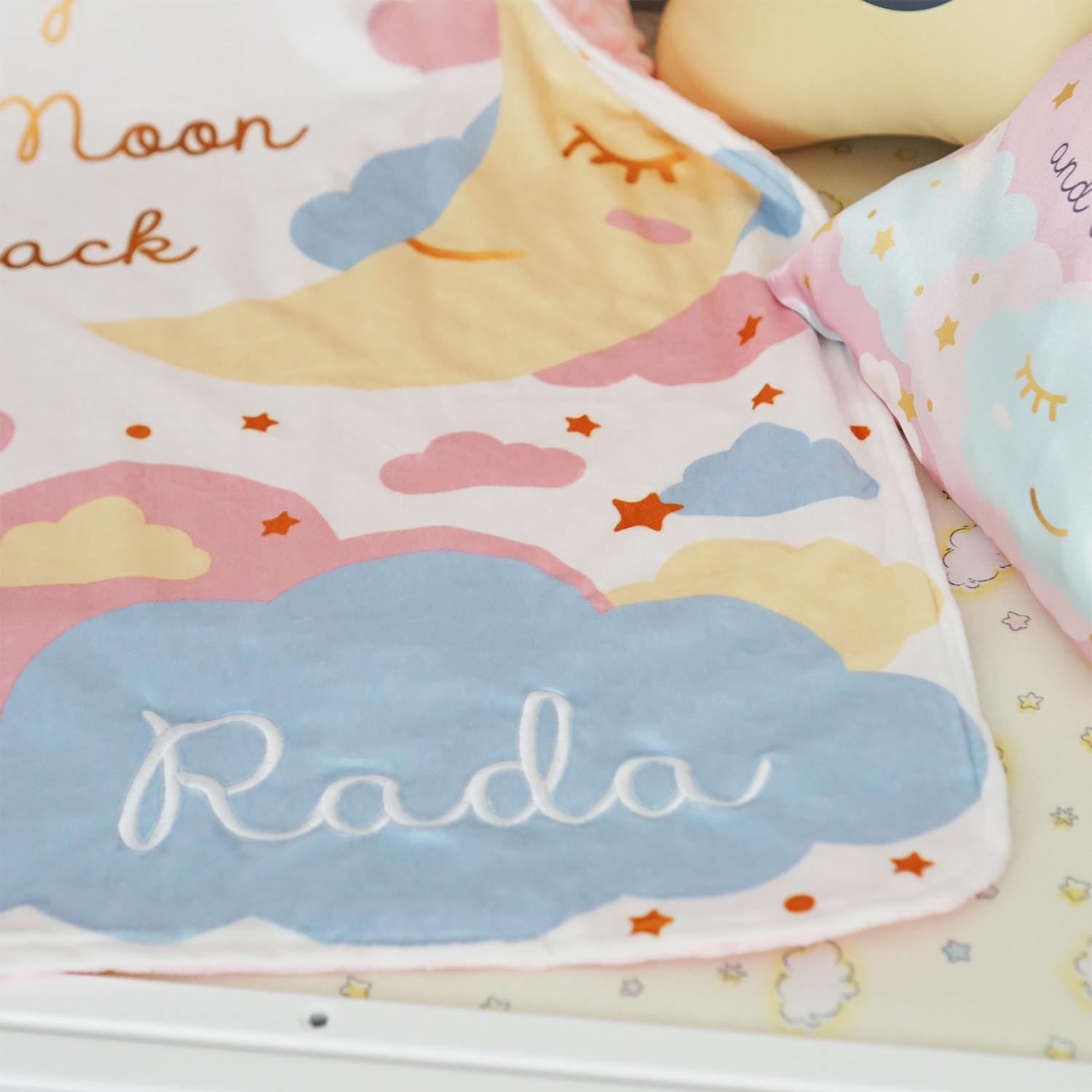 ผ้าห่ม Minky ลาย Moon 75x100cm แบบปักชื่อ ด้านหลังสีฟ้า