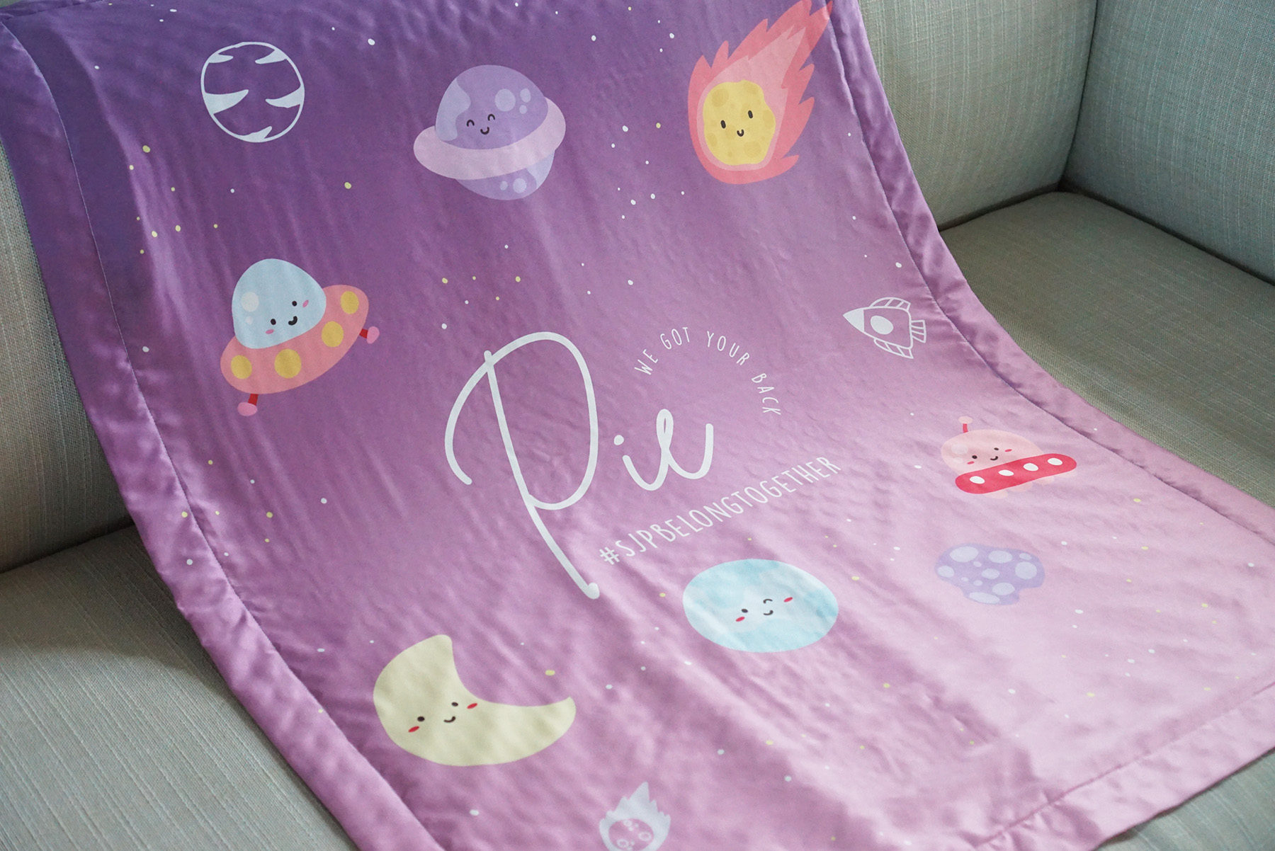 ผ้าห่ม สั่งทำใส่ชื่อ ลาย Planet and Friends - Navy Purple