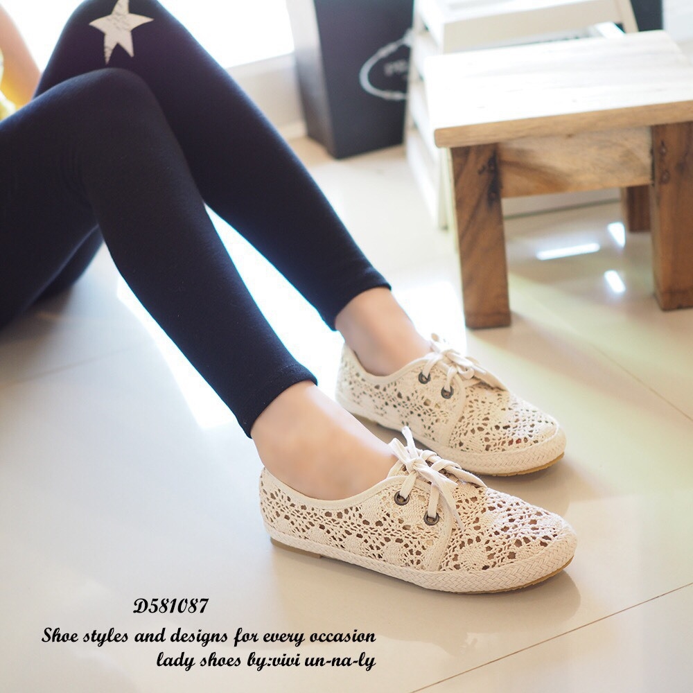 รองเท้าผ้าใบลูกไม้วินเทจแบบโปร่ง (สีดำ)