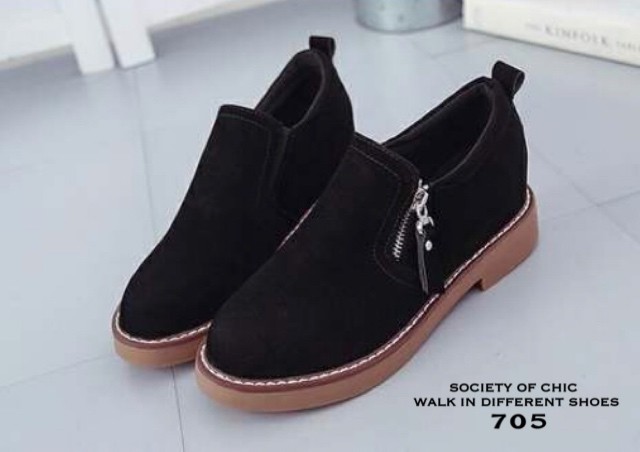 รองเท้าผ้าใบหนังกลับทรงสวม (สีเขียวขี้ม้า)