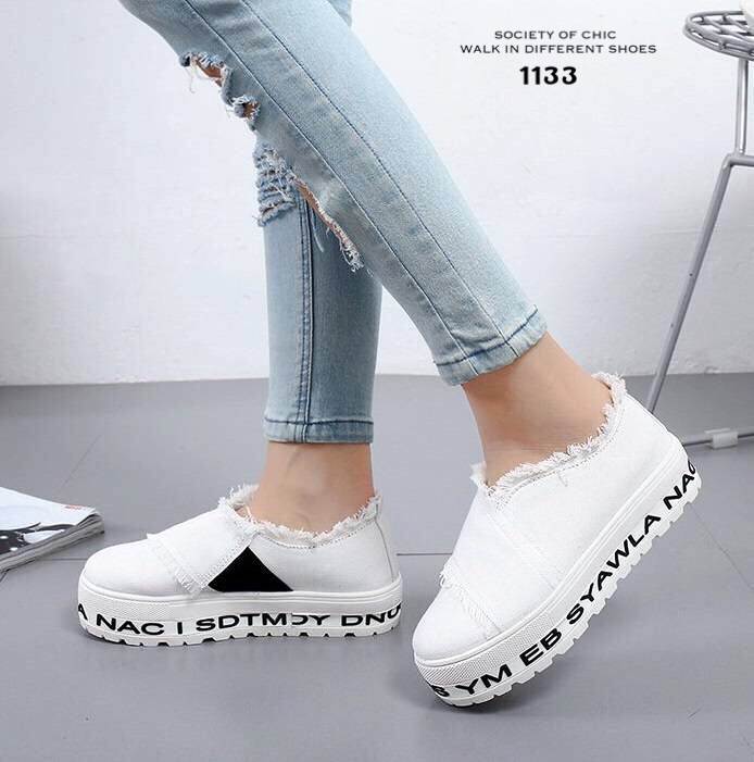 รองเท้าผ้าใบทรงslip onแต่งชาย (สีขาว)