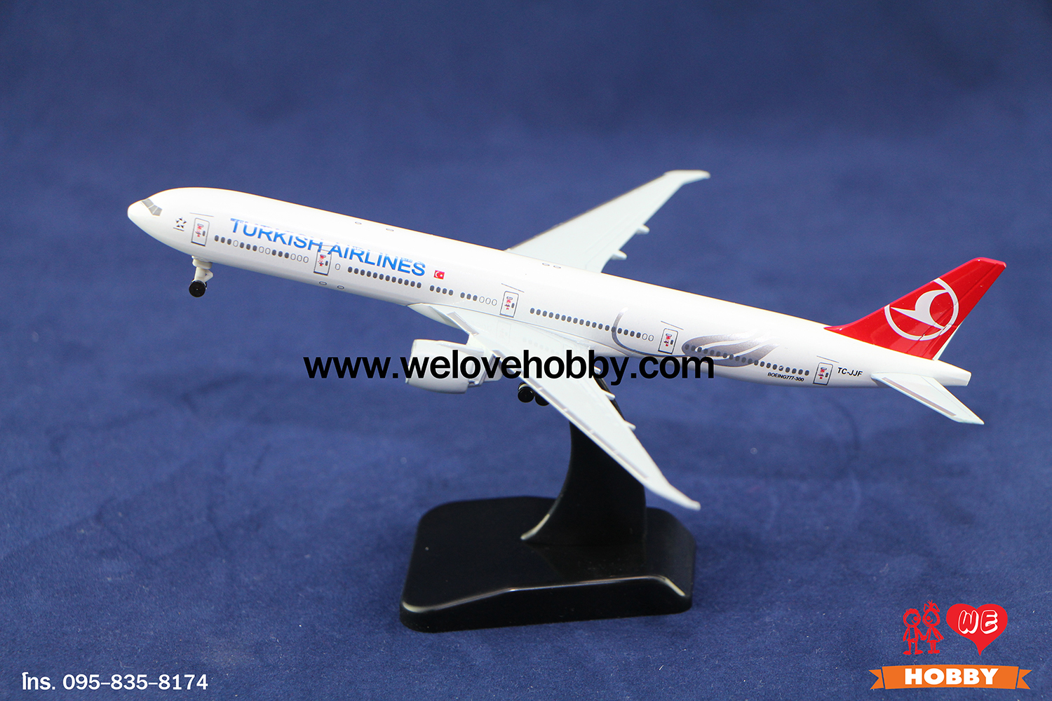 โมเดลเครื่องบิน Turkish Airlines (Boeing 777) ตุรกี ไซส์กลาง แบบมีล้อเครื่องบิน (1:400)