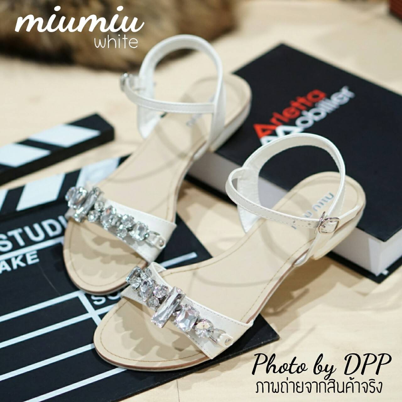 พร้อมส่ง : รองเท้าMIU MIUประดับเพชร (สีขาว)