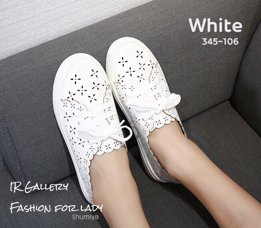 รองเท้าผ้าใบทรงคัทชูฉลุลาย (สีดำ)