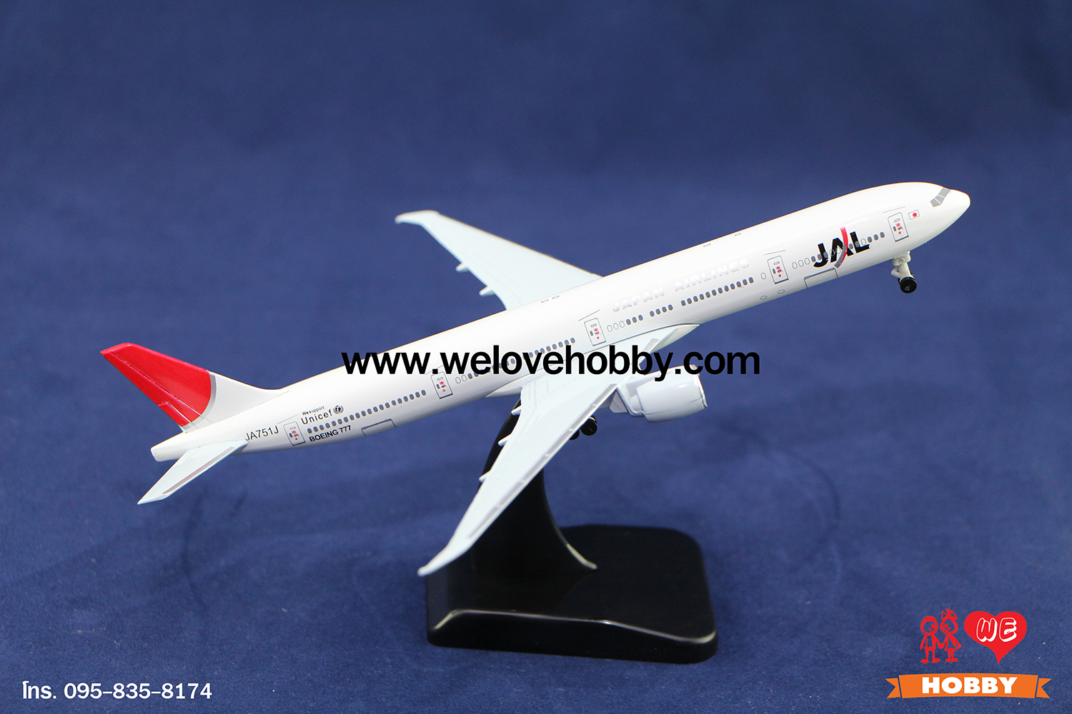 โมเดลเครื่องบิน Japan Airlines (Boeing 777) ญี่ปุ่น ไซส์กลาง แบบมีล้อเครื่องบิน (1:400)