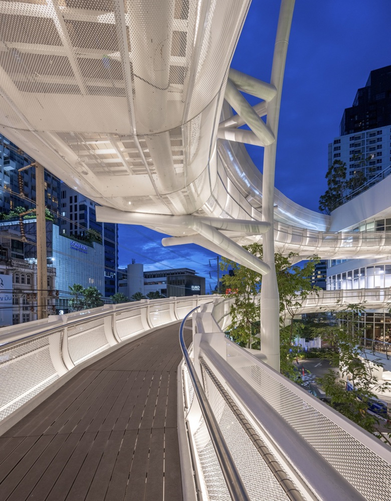 ทีเพลซ - มาร์เช่ ทองหล่อ (T PLACE - Marche' Thonglor) สำนักงานให้เช่าใจกลางทองหล่อ ซอยสุขุมวิท 55 กรุงเทพฯ ใกล้สถานีรถไฟฟ้า BTS ทองหล่อ 500 ม.