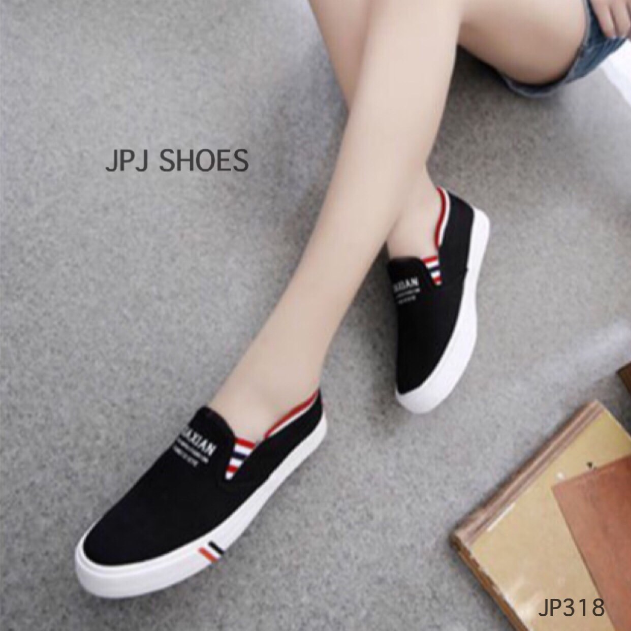 รองเท้า Slip On คาดเส้นสไตล์เกาหลี (สีเทา)
