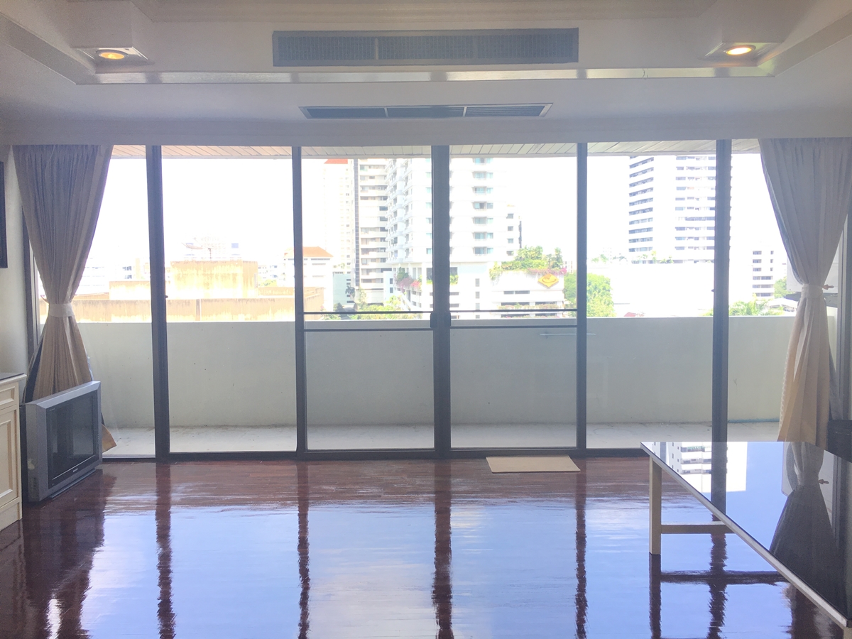 ขายเพนท์เฮ้าส์หรู โอเรียลเต็ล ทาวเวอร์ คอนโดมิเนียม (Oriental Towers Condominium) ซอยเอกมัย 12 (สุขุมวิท 63) ใกล้ดองกิ มอลล์ ทองหล่อ เพียง 300 เมตร