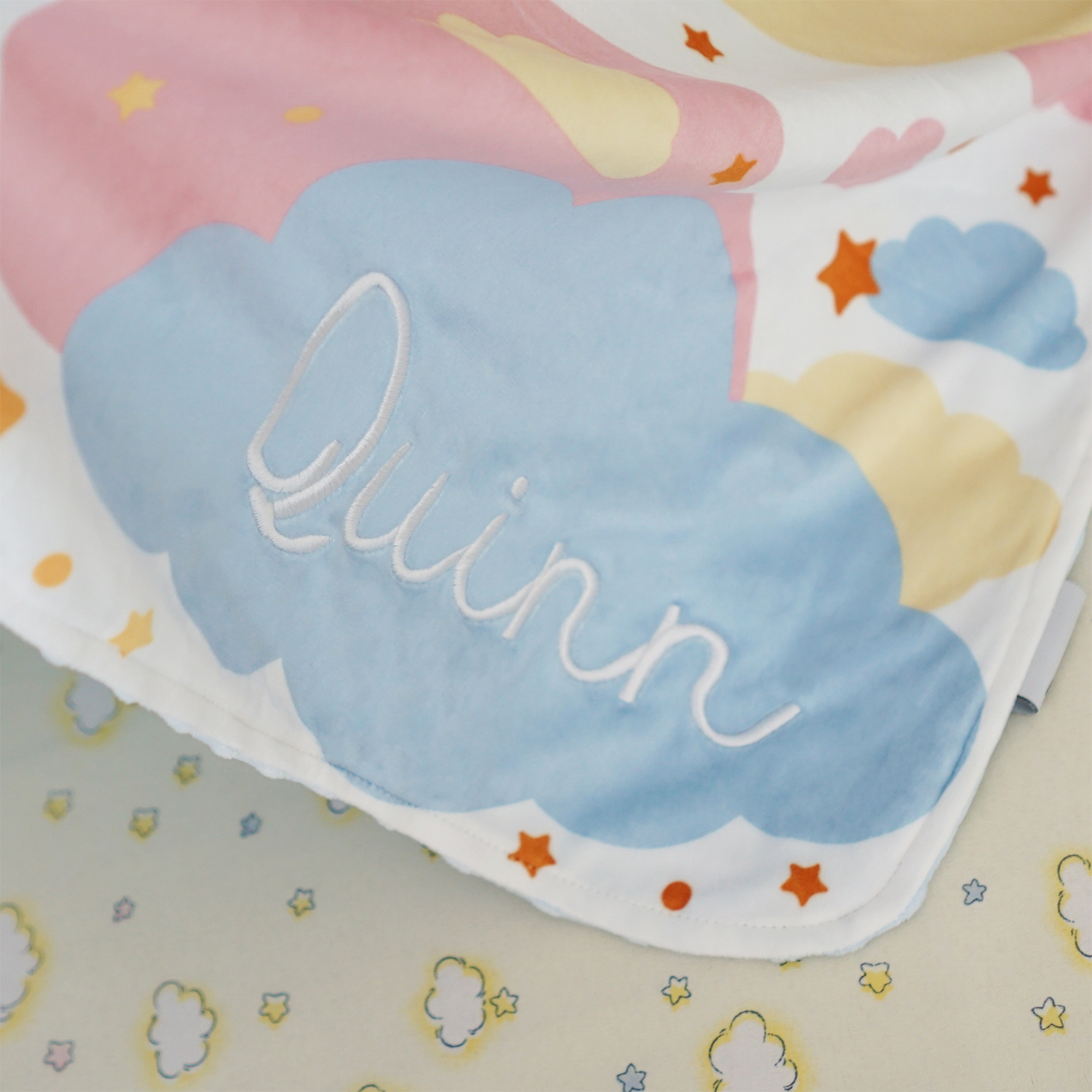 ผ้าห่ม Minky ลาย Moon 75x100cm แบบปักชื่อ ด้านหลังสีฟ้า