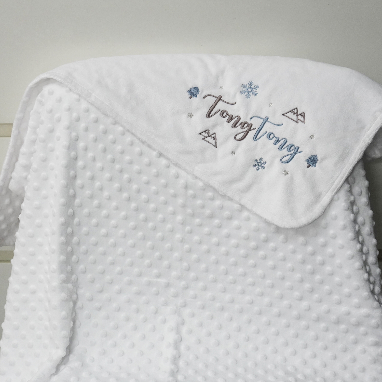 ผ้าห่ม Minky - สีขาว 75x100cm แบบปักชื่อ+icon - Mountain, Snowflakes & Tree
