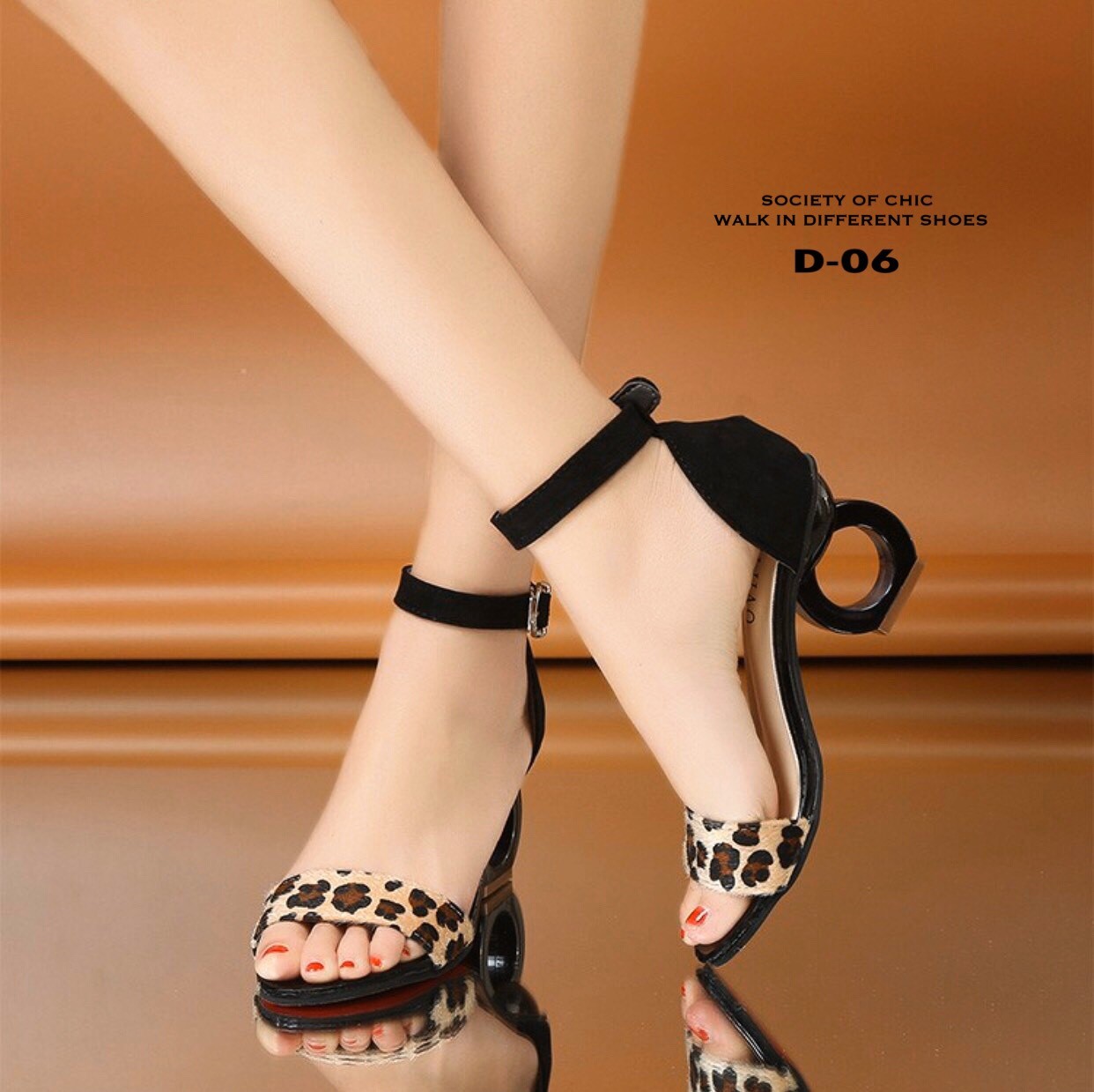 รองเท้าส้นสูงคาดหน้าลายเสือ