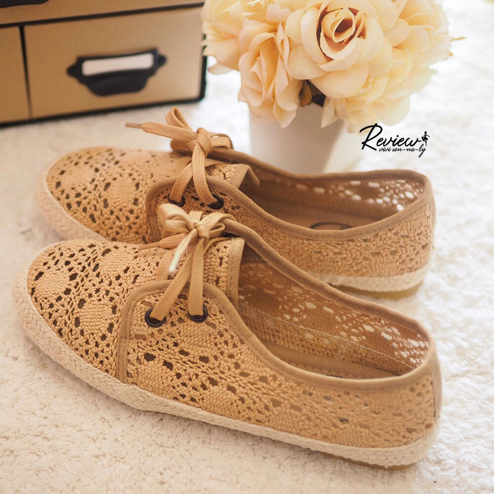 รองเท้าผ้าใบลูกไม้วินเทจแบบโปร่ง (สีกากี)