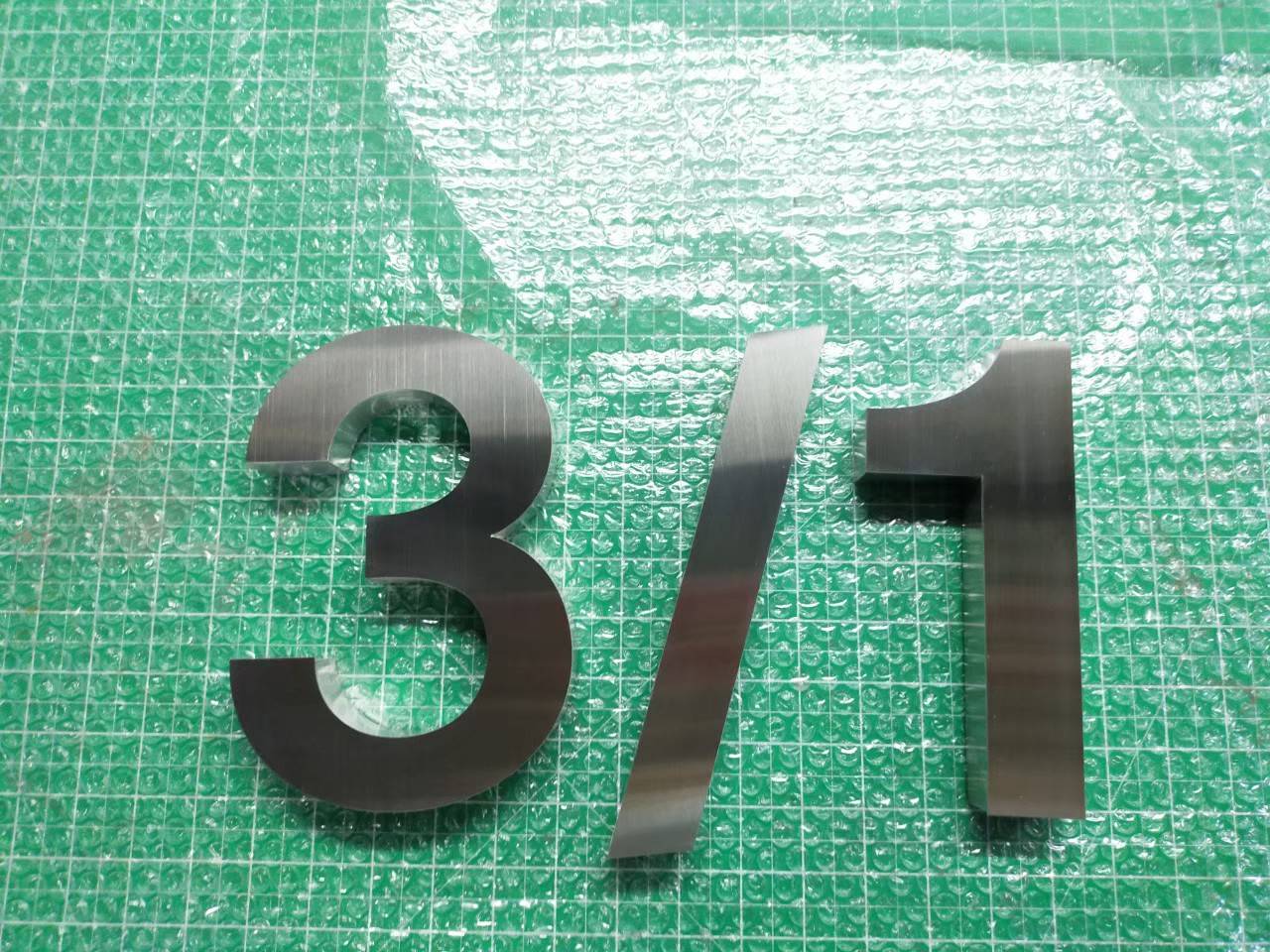 ป้ายบ้านเลขที่ อักษรโลหะ
