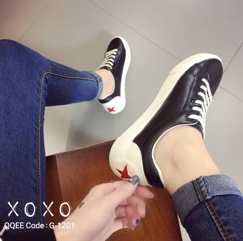 รองเท้าผ้าใบแต่งลายดาวหลัง (สีดำ)