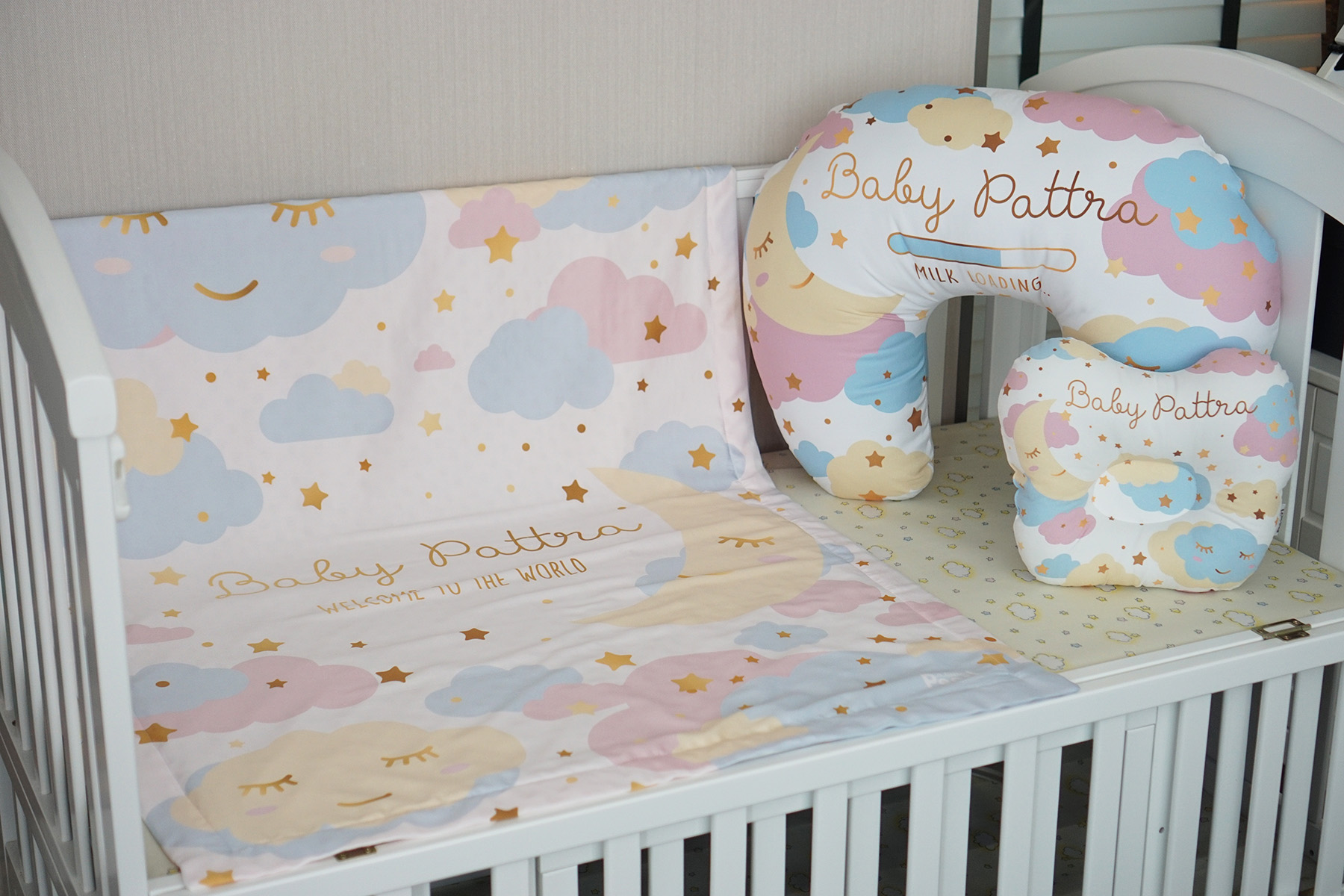 ชุดของขวัญเด็กแรกเกิด หมอนหลุม + หมอนรองให้นม+ ผ้าห่มขนาด 75x100cm ลาย Moon - White