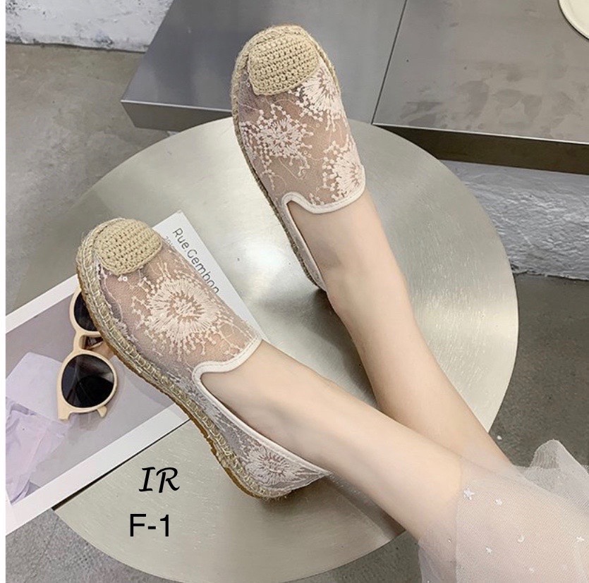 รองเท้าลูกไม้ทรงสวมปักลาย