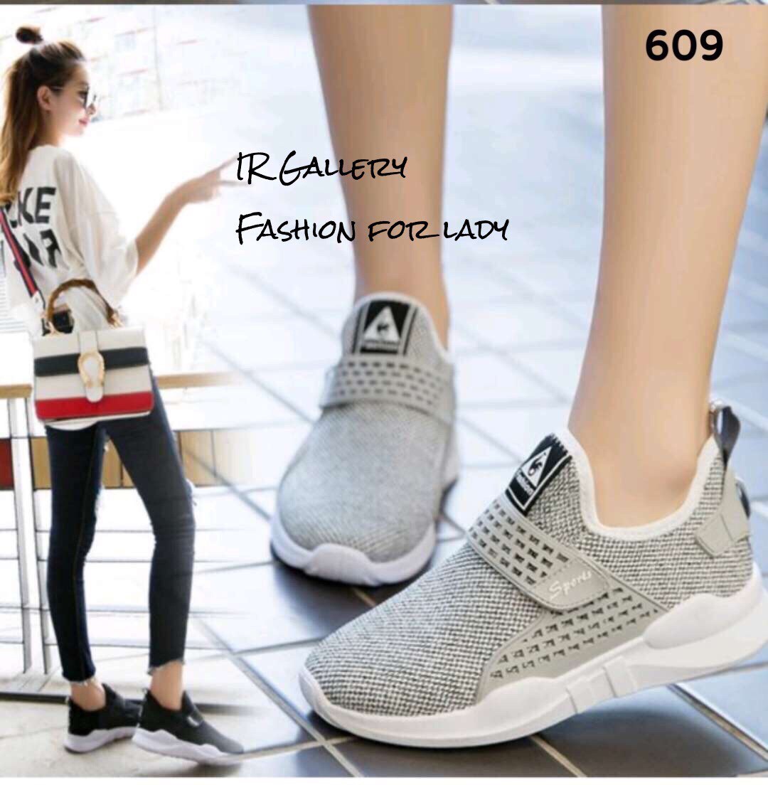 รองเท้าผ้าใบแคนวาสนิ่มทรงสวม (สีดำ)