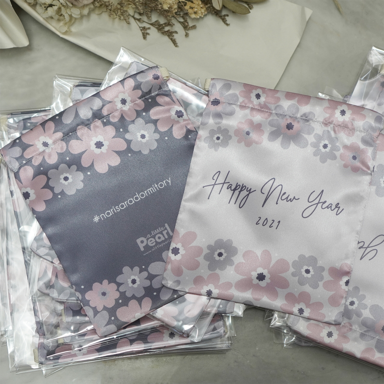 ของขวัญพรี่เมี่ยม ถุงผ้าซาติน ลาย Big Flower (ขั้นต่ำ 10 ชิ้น)