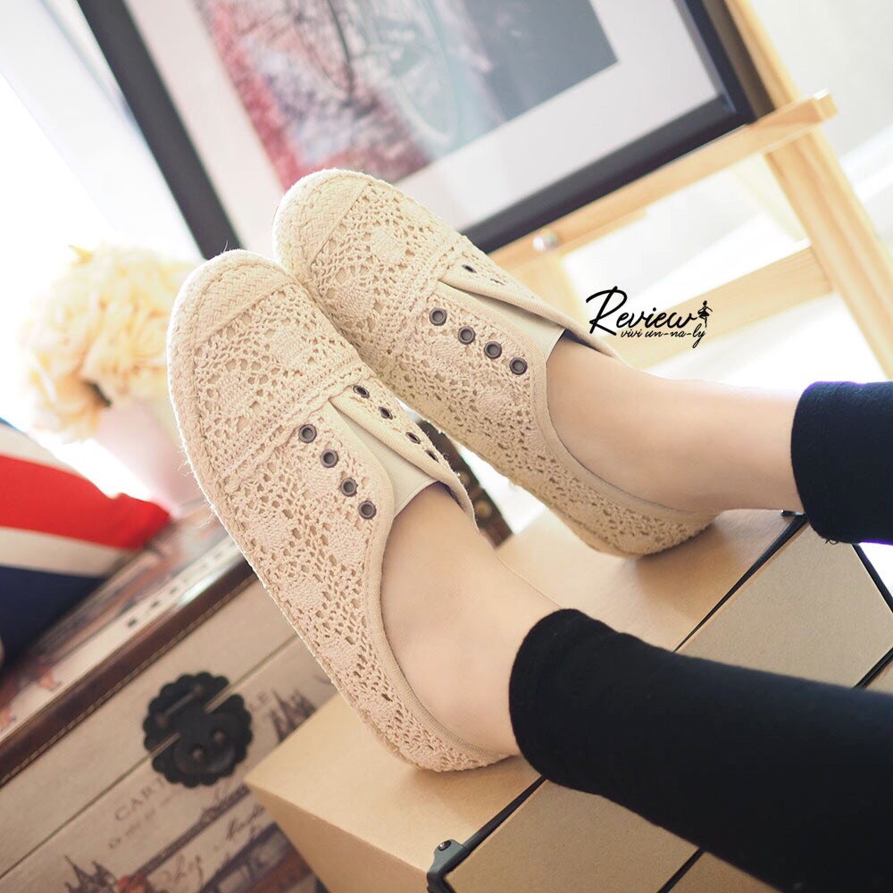 รองเท้าผ้าใบลูกไม้แบบสวมไร้เชือก (สีครีม)