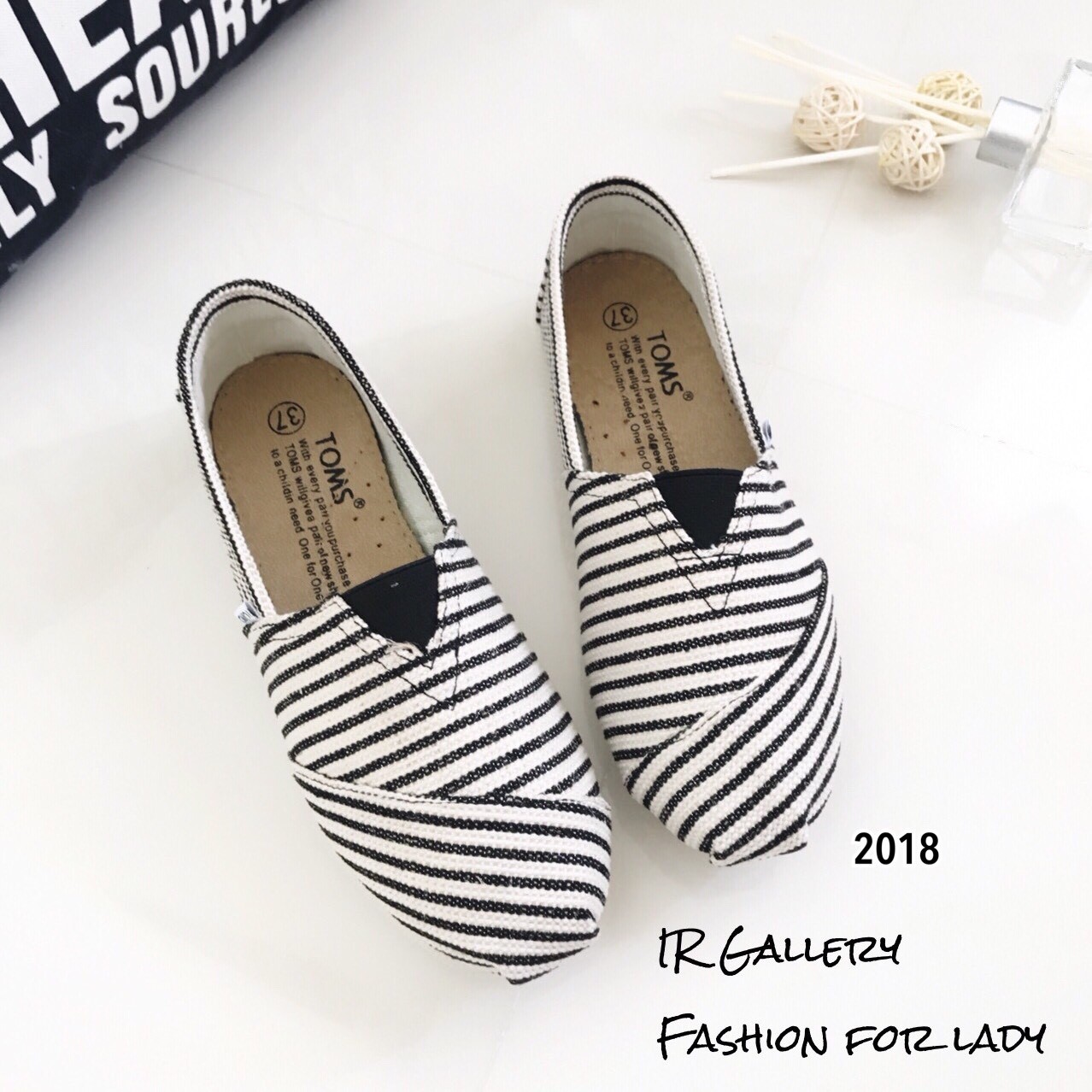 รองเท้า Style Toms ลายทาง (สีดำ)