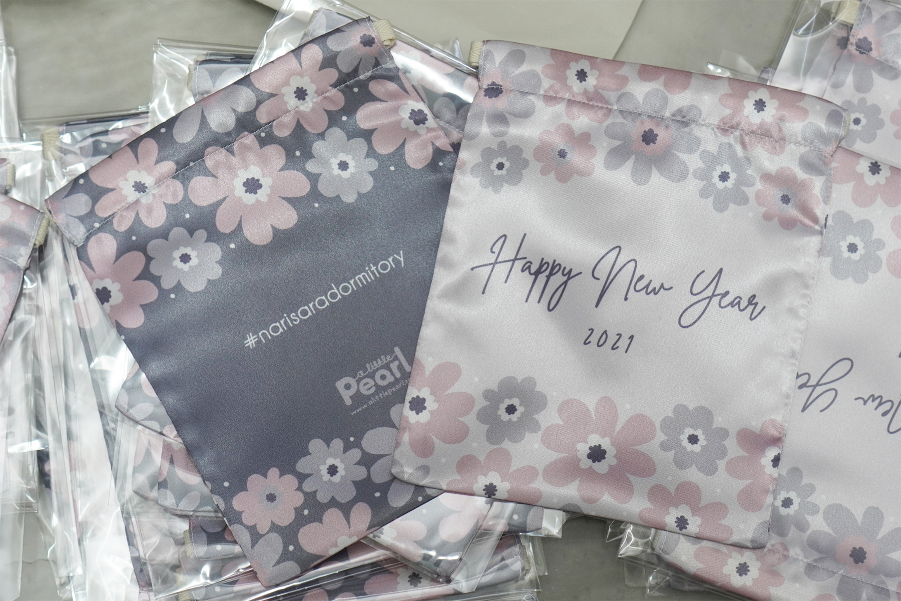 ของขวัญพรี่เมี่ยม ถุงผ้าซาติน ลาย Big Flower (ขั้นต่ำ 10 ชิ้น)