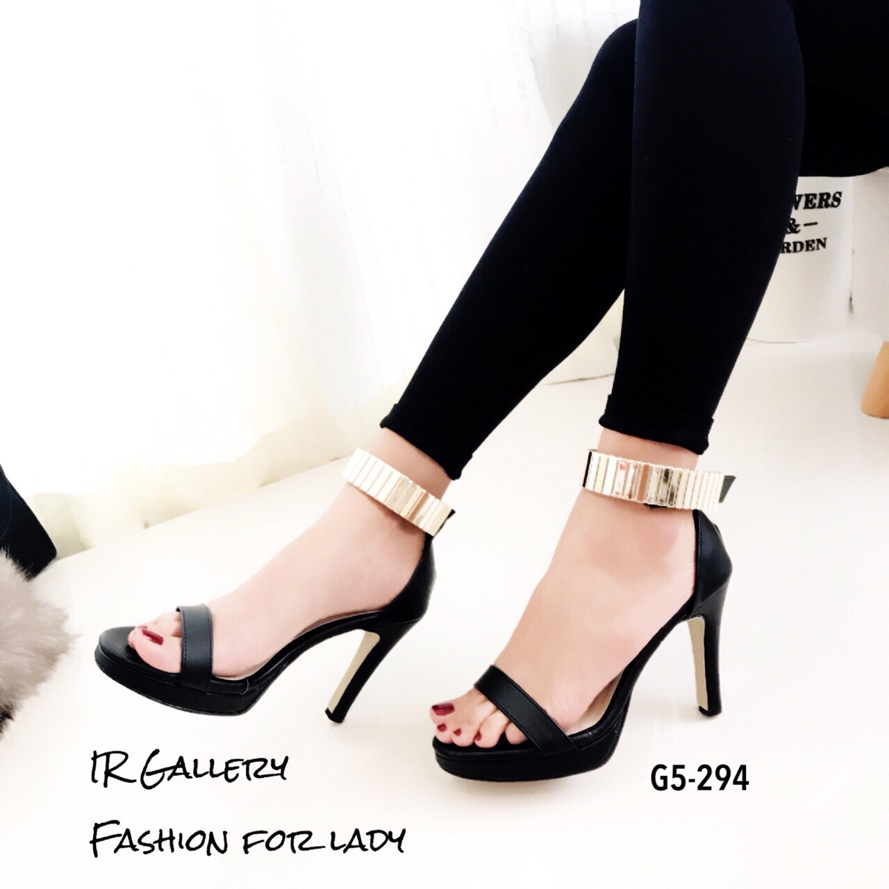 รองเท้าส้นสูงแต่งอะไหล่รัดข้อ (สีดำ)