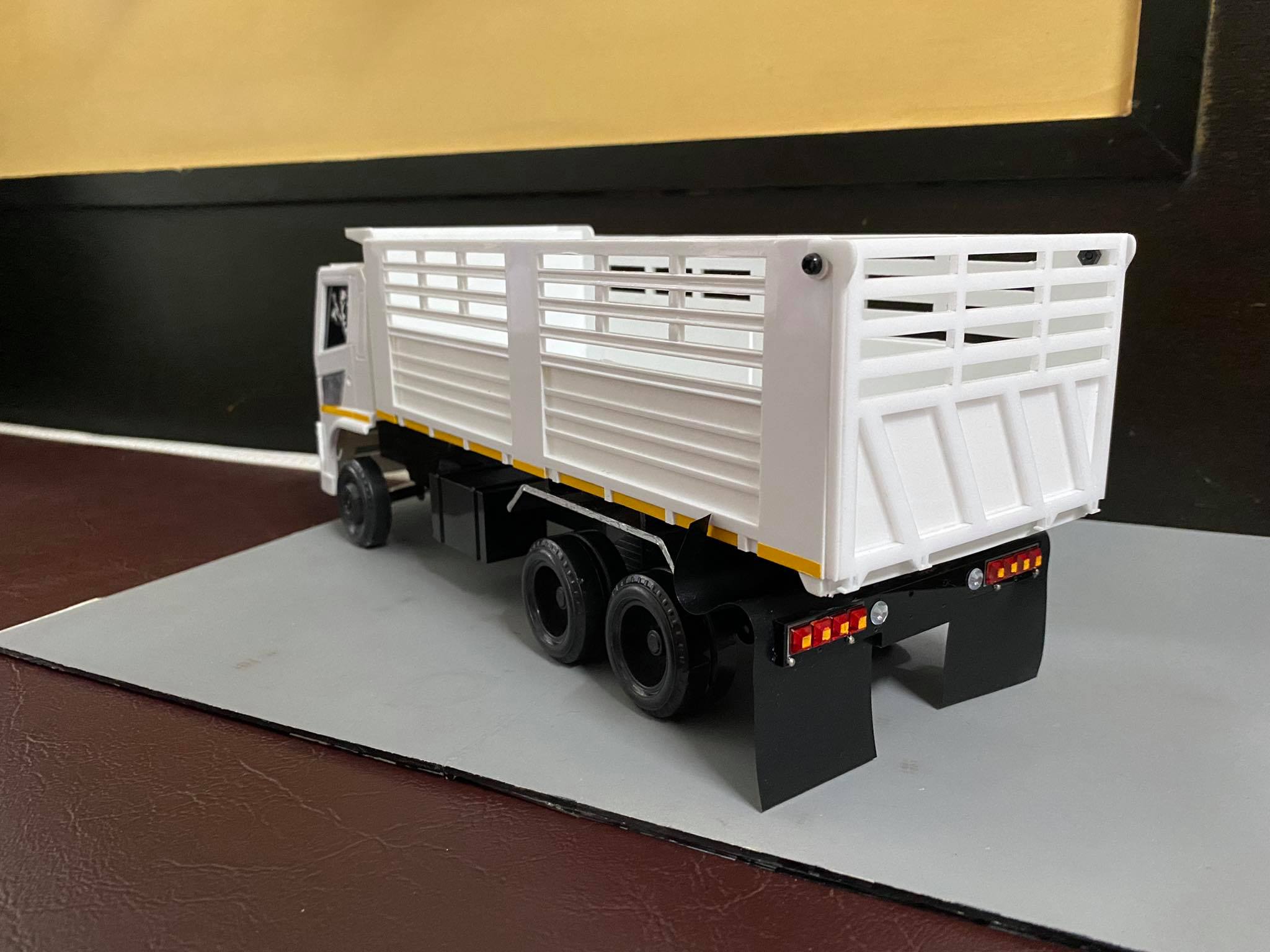 กันชนท้ายรถบรรทุกจำลอง นูน ประมาณ 1/24 พลาสติกแข็ง ติดไฟจำลอง มีรูไว้เสียบบังฝุ่น ของแต่งโมเดลรถบรรทุก รถของเล่น กันชนรถหม่ำโมเดล