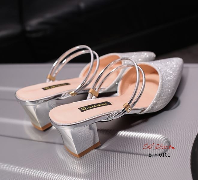 รองเท้าส้นตันเปิดส้นหัวแหลม (สีทอง)