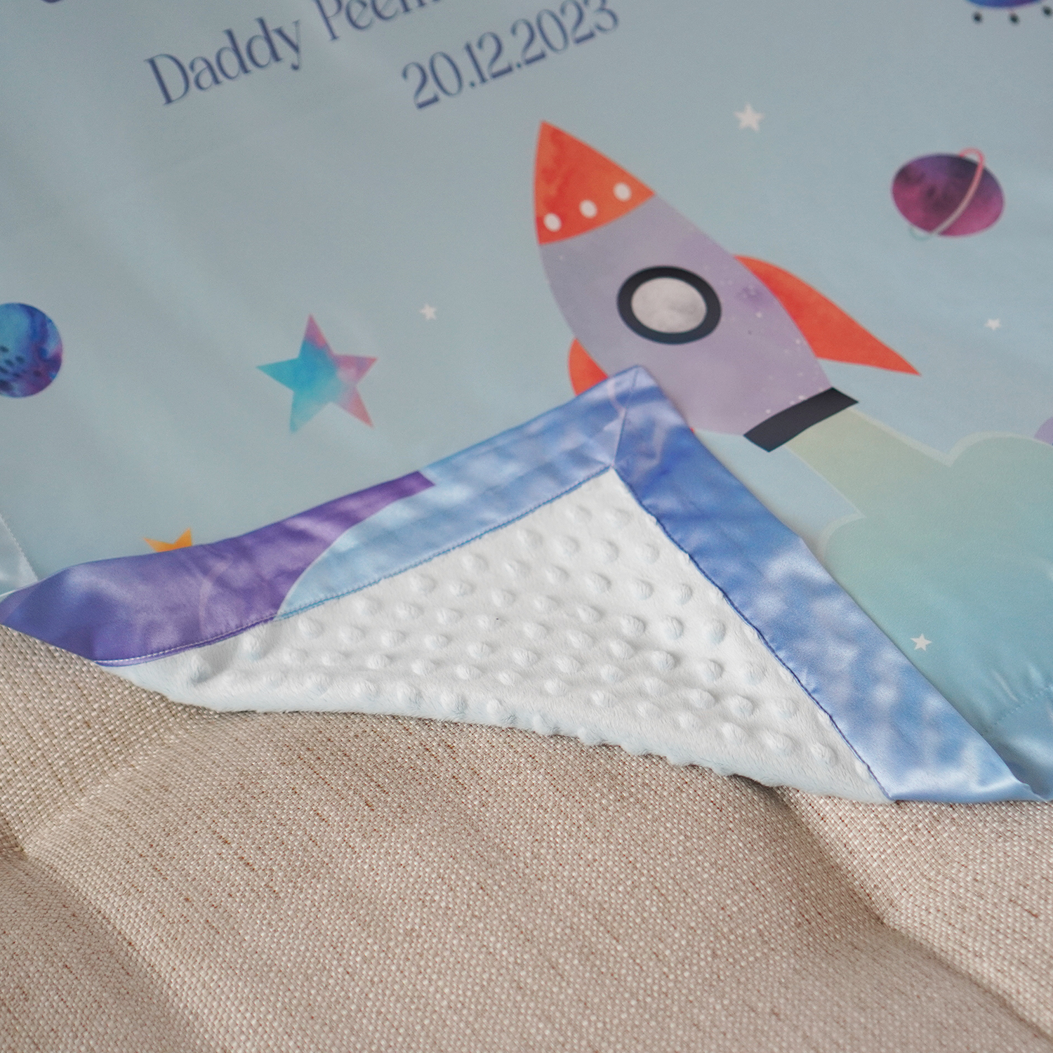 ชุดของขวัญเด็ก เซทโปรฝันดี หมอนหลุม + หมอนเด็ก + ผ้าห่มขนาด 75x100cm ลาย Rocket - Blue