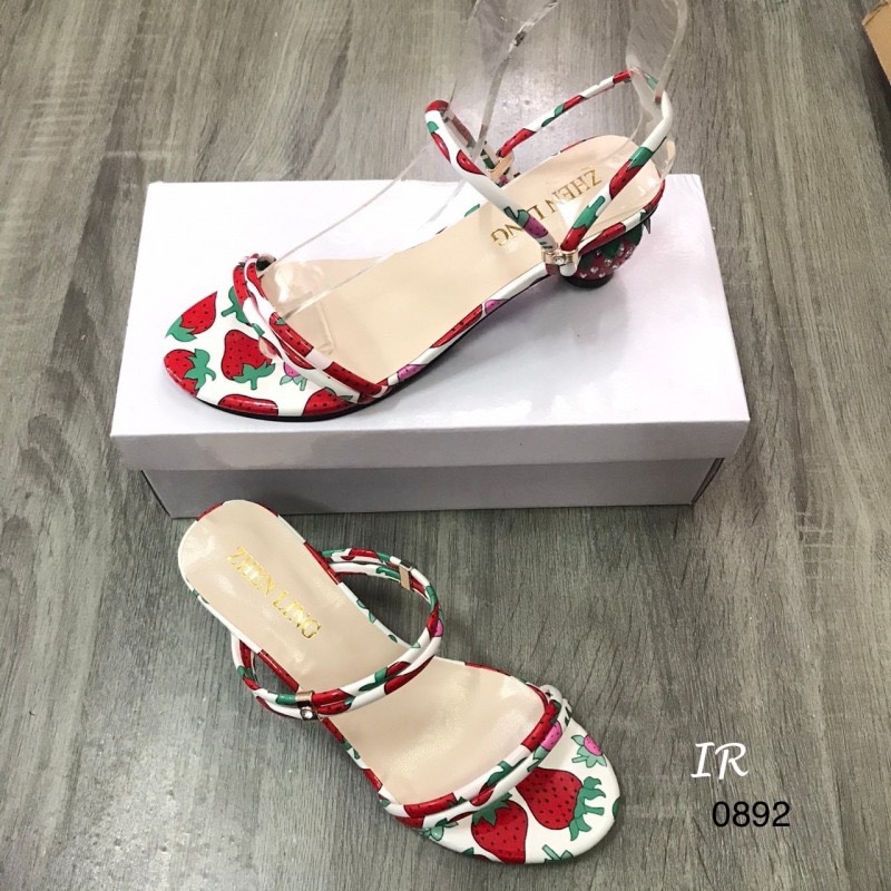 รองเท้าส้นเตี้ยแต่งลายสตอเบอรี่ (สีขาว)