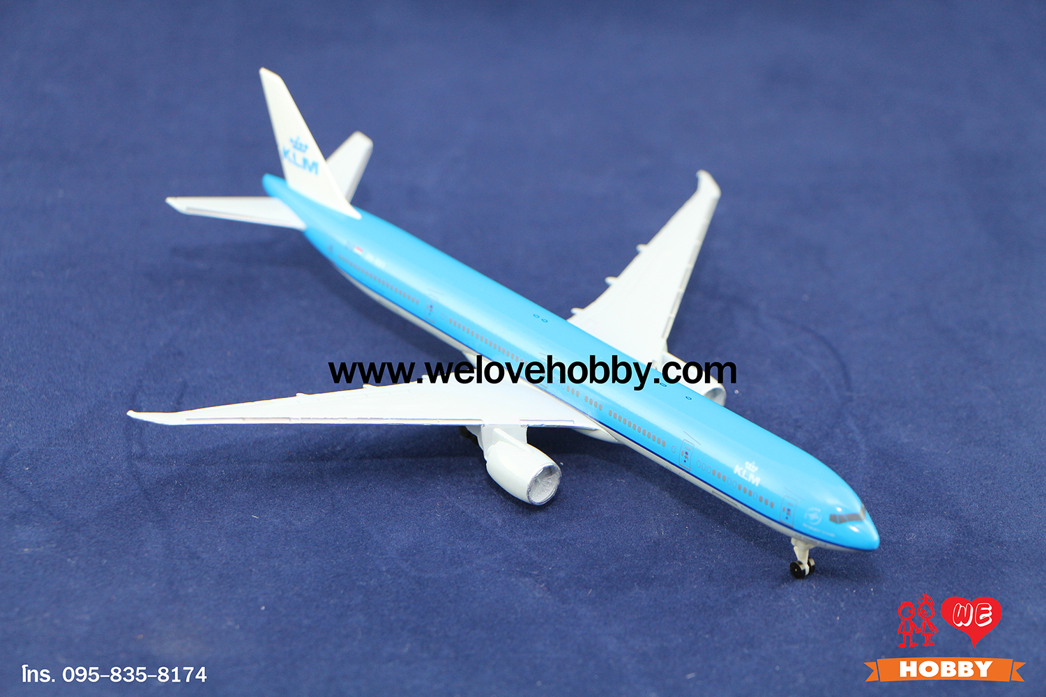 โมเดลเครื่องบิน KLM Royal Dutch Airlines (Boeing 777) เนเธอร์แลนด์ ไซส์กลาง แบบมีล้อเครื่องบิน (1:400)