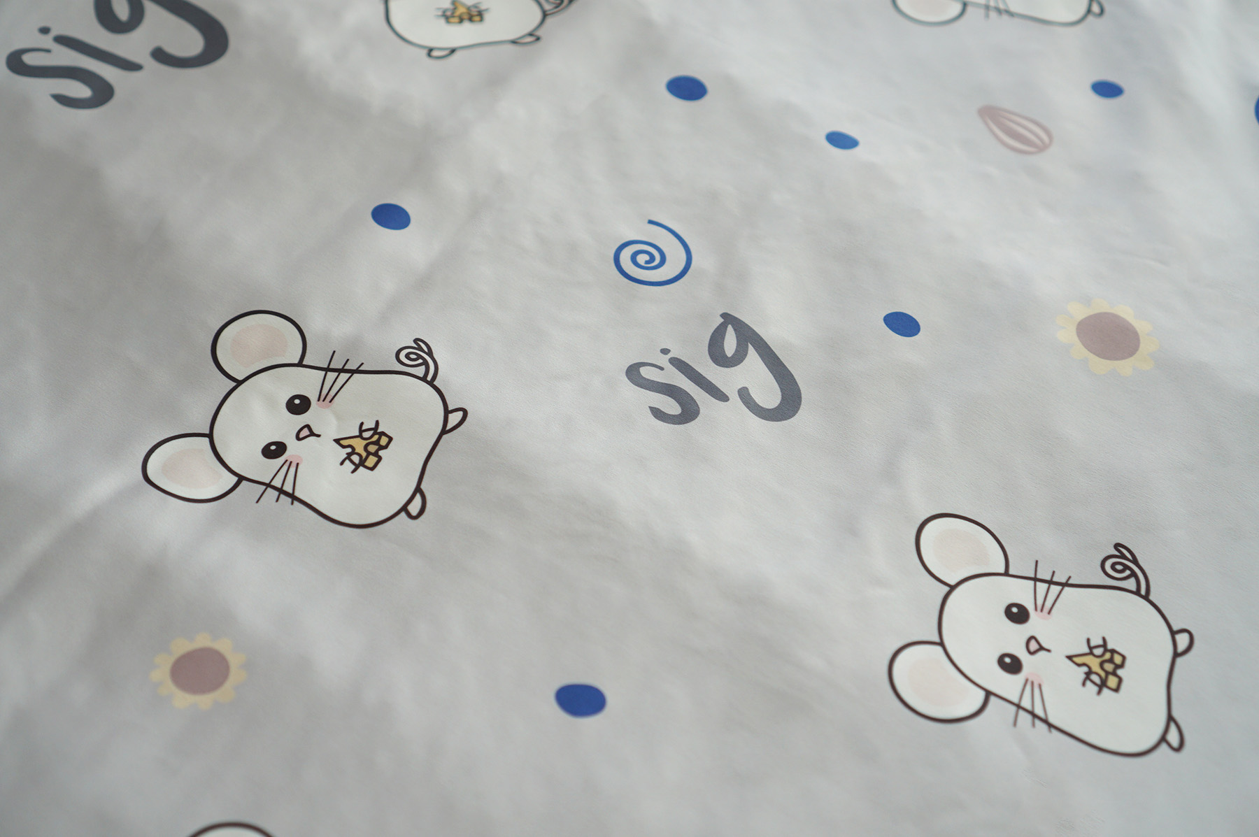 ผ้าห่ม สั่งทำใส่ชื่อ ลาย Mini Mouse Pattern - Grey