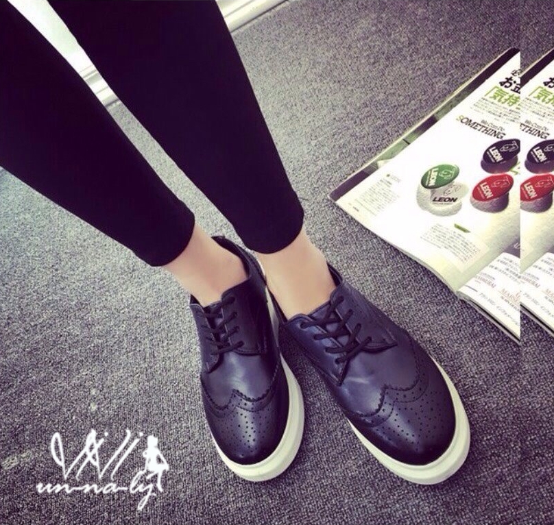 รองเท้าผ้าใบเสริมส้นฉลุลาย (สีดำ)