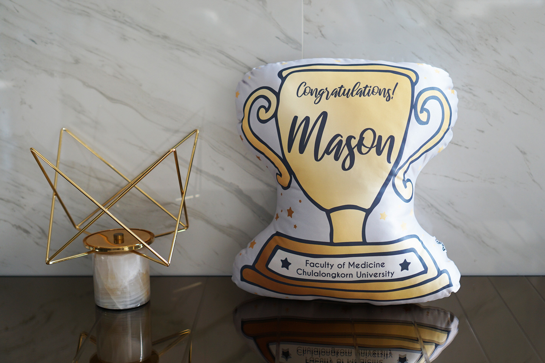 หมอนสั่งทำใส่ข้อความ ลายถ้วยรางวัล - Trophy