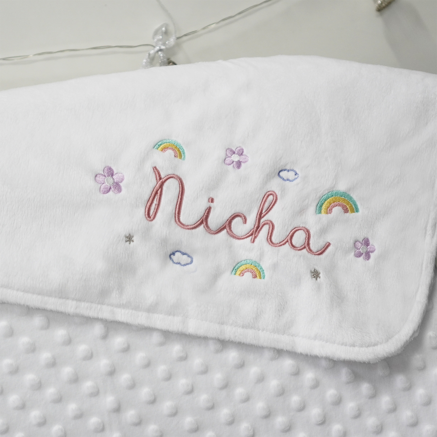 ผ้าห่ม Minky - สีขาว 75x100cm แบบปักชื่อ+icon - Rainbow, Daisy and Cloud